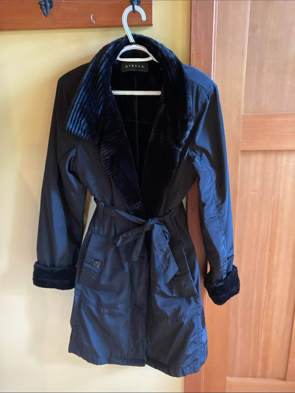 giacca Black Trench Coat with Faux Fur Trim and Waist Tie